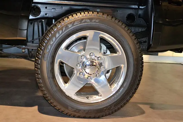 clean-black-tire-shine