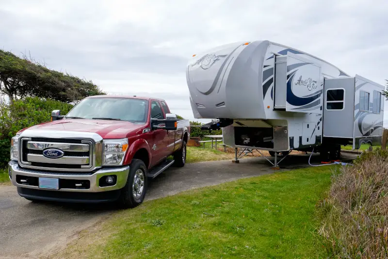 fifth wheel trailer with ford truck 