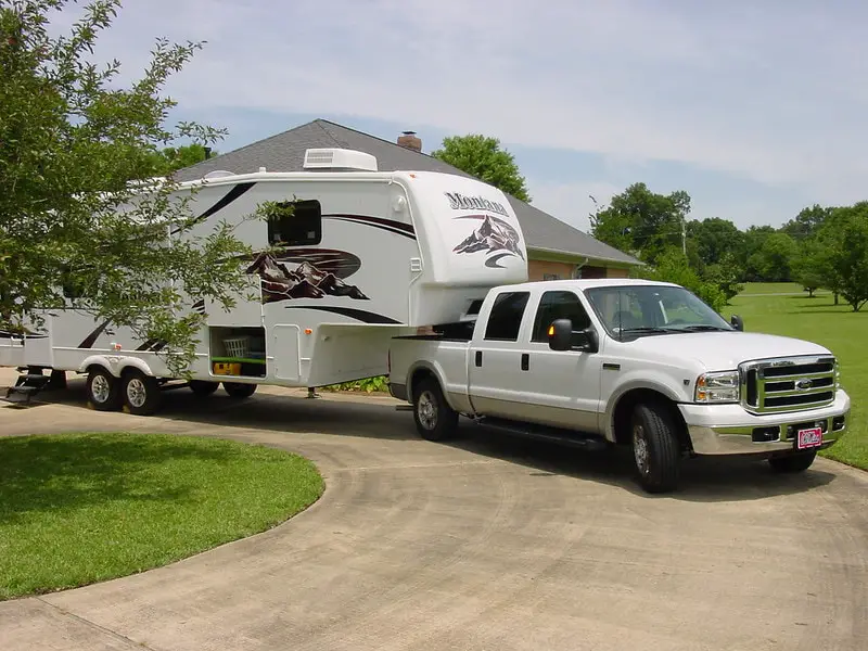 Fifth Wheel Trailer vs Travel Trailer